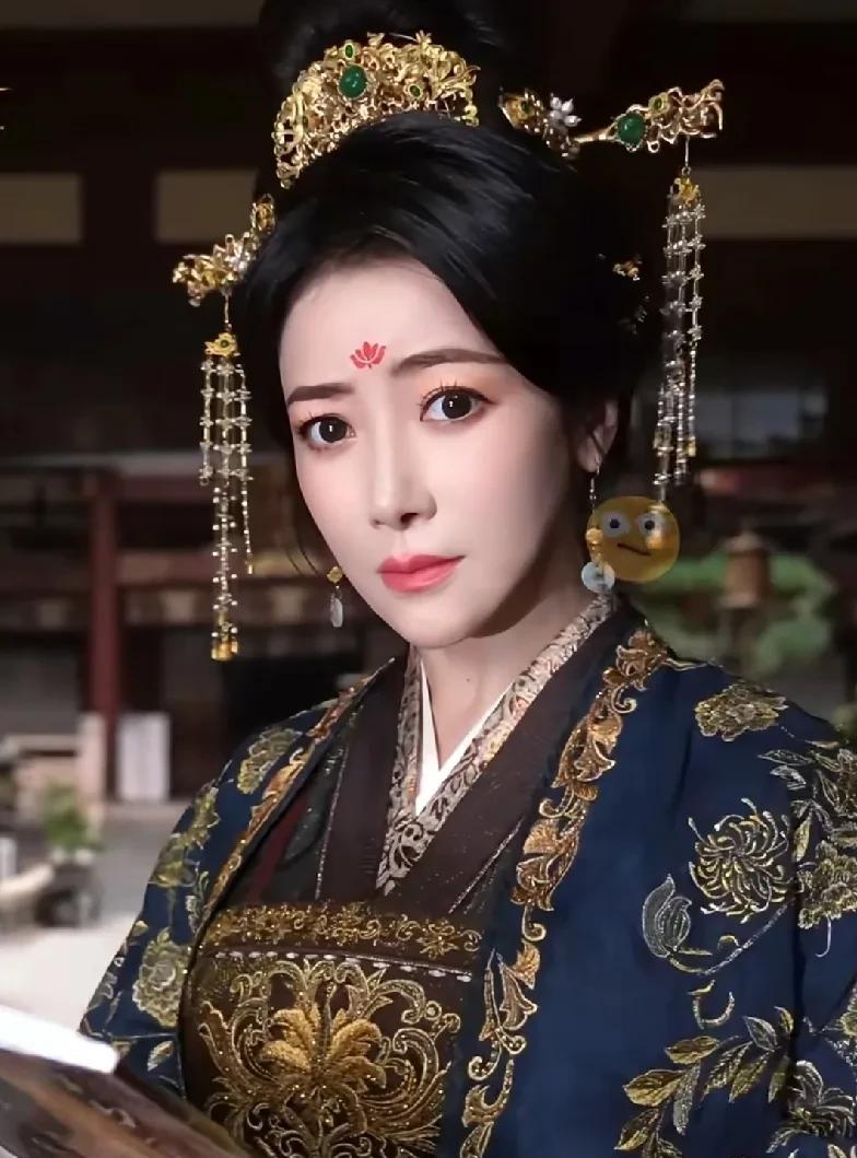 书卷一梦里最漂亮的是陈紫函，让她演宋一汀母亲确实有点牵强，造型服饰上硬往老气上打