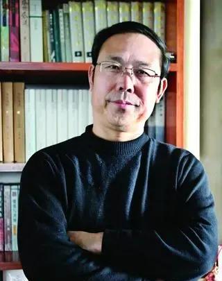 近来火爆的电视剧《生万物》是根据赵德发的作品《缱绻与决绝》改编，这部文学作品可与