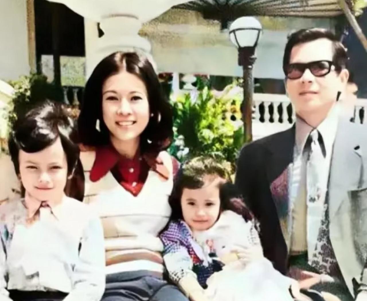 70年代，童年时期的莫文蔚与家人的珍贵合影。母亲莫何敏仪端庄优雅，笑容灿烂，哥哥