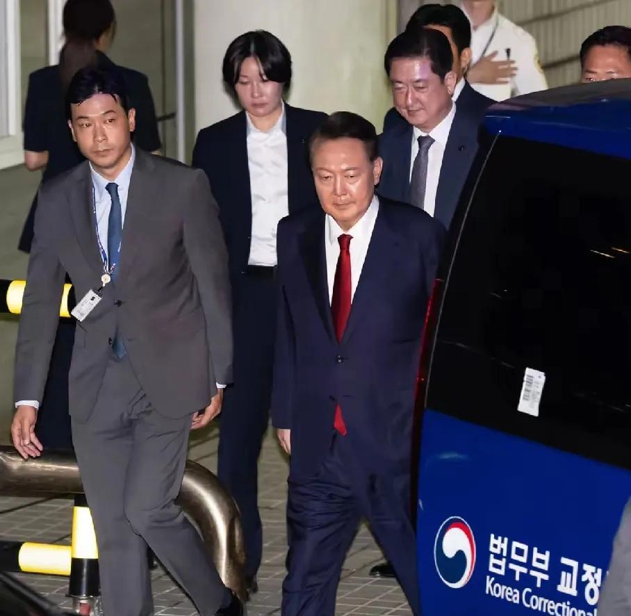尹锡悦凌晨再次被逮捕：漫长的囚笼岁月，将在没有空调中度过，金建希也难逃一劫
当地