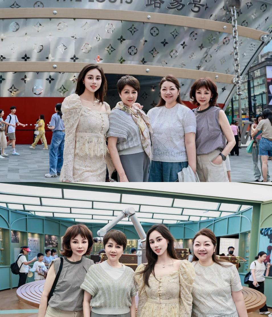 何超欣和母亲梁安琪合影，给妈妈精美修图，这美丽颜值不像妈妈啦有点像姐姐了！