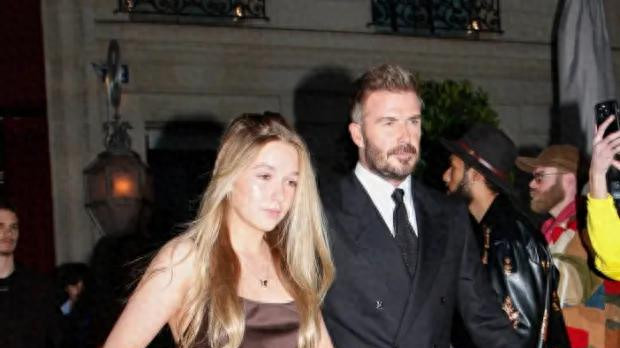 贝克汉姆13岁女儿提吊带裙看秀，妆容精致却被心疼，“童年太短”