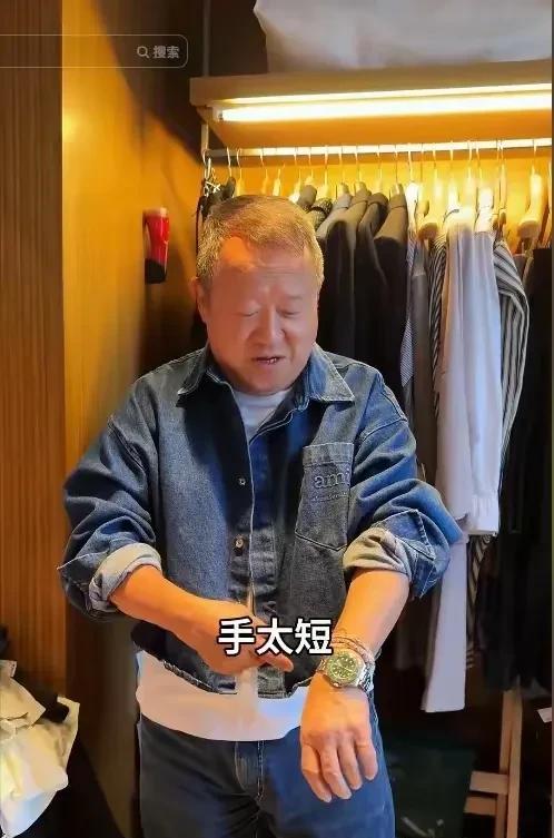 曾志伟真是太时尚了，闲游日本，这阔腿裤真的显得腿长，内增高一点看不出来。
