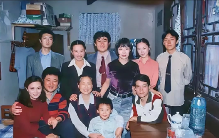 后排就认得出大帅哥潘粤明、美女霍思燕。前排就认出左一温婉如莲的朱媛媛，其他几位很