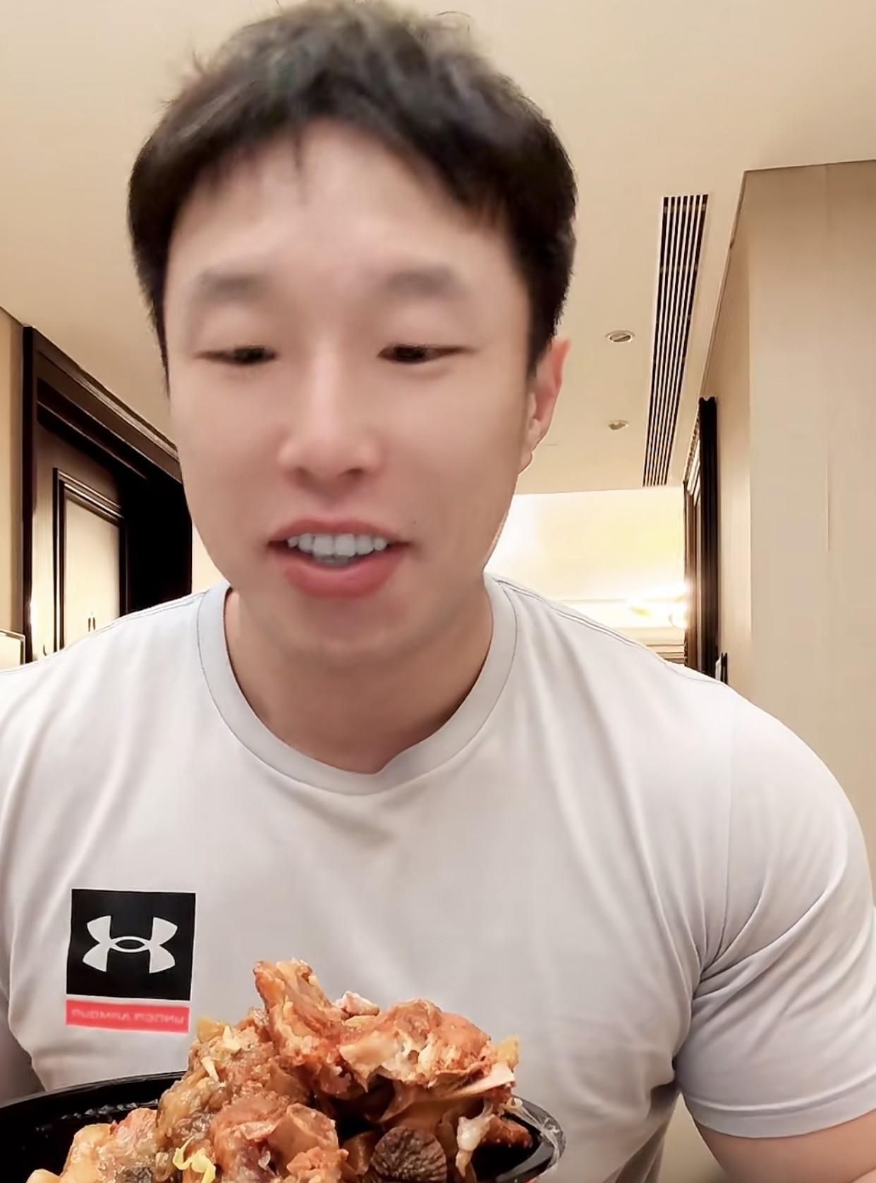 德云社副总烧饼连续发文，全网告状，让大家看看他在家的待遇。
前几天，饼嫂发布了一