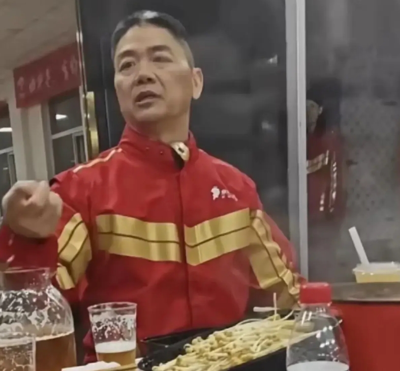 你发觉了没？刘强东是真的上了年纪了，满脸都是褶子，皮肤粗糙又暗淡，眼袋也很明显，