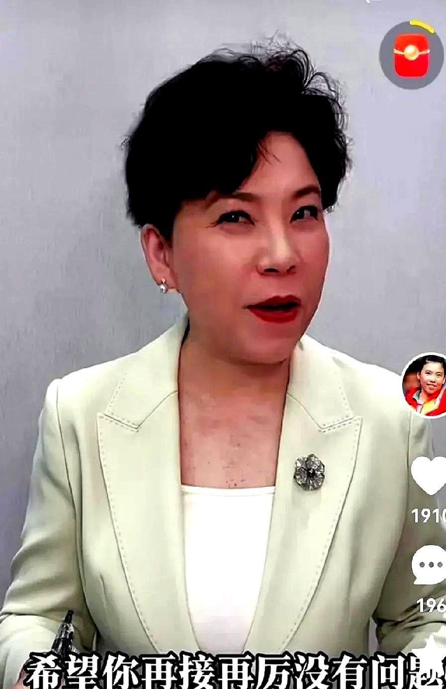 运动员输球后，第一个找的竟是她。
邓亚萍的解说，藏着比赛胜负的密码。
很多人看球