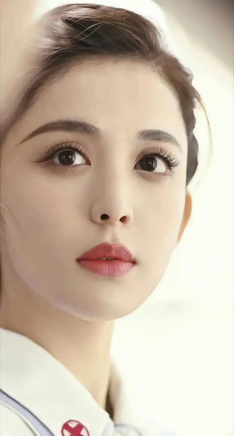 娜扎，你醒醒吧
这次别怪我说话难听
虽然大家都说你长了一张很权威的脸，但是你自己