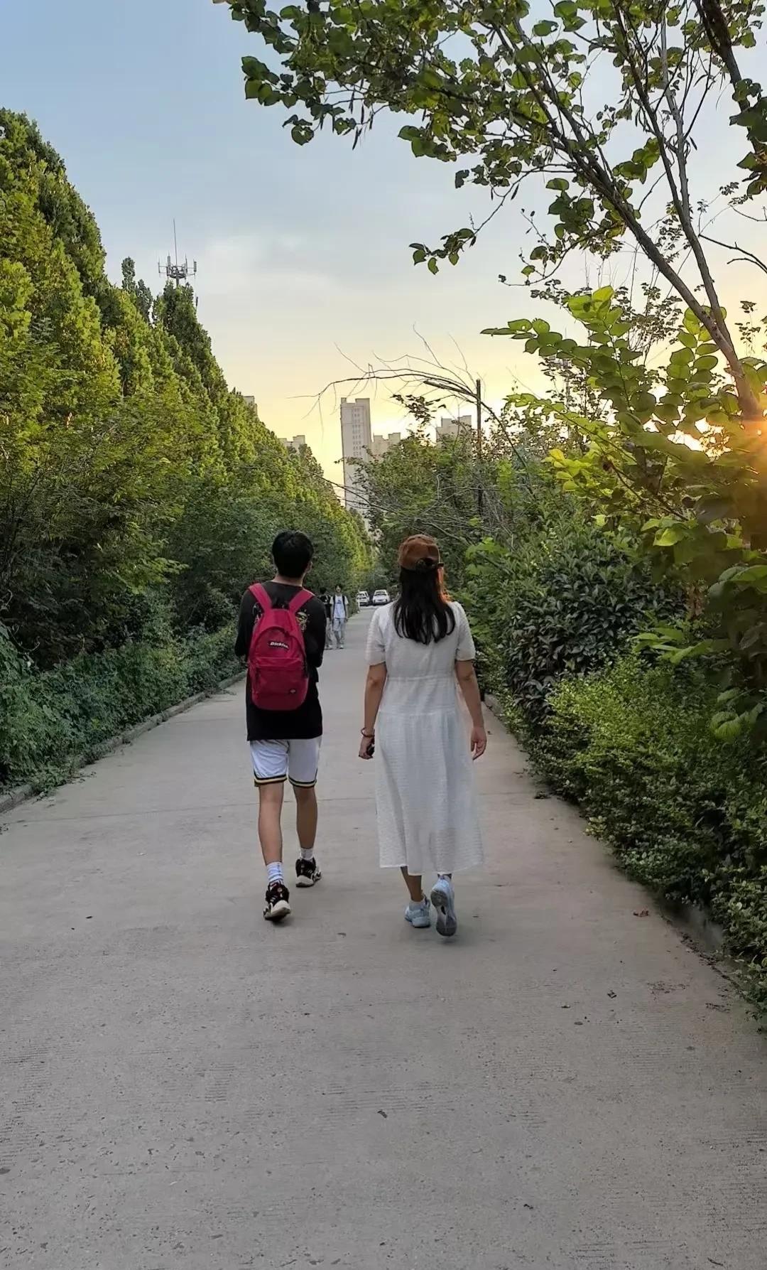大三的儿子在学校里谈了个女朋友，这是我们都心知肚明的事。
今天我和老公来省城办事