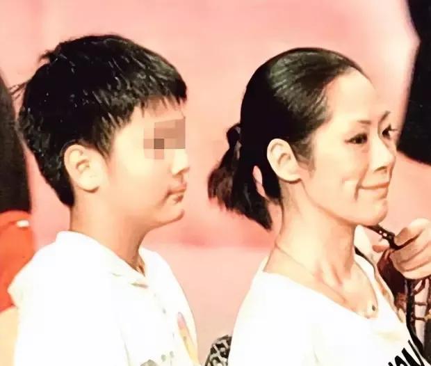 她曾是歌坛天后，如今58岁流落街头，骨瘦如柴神似流浪汉.