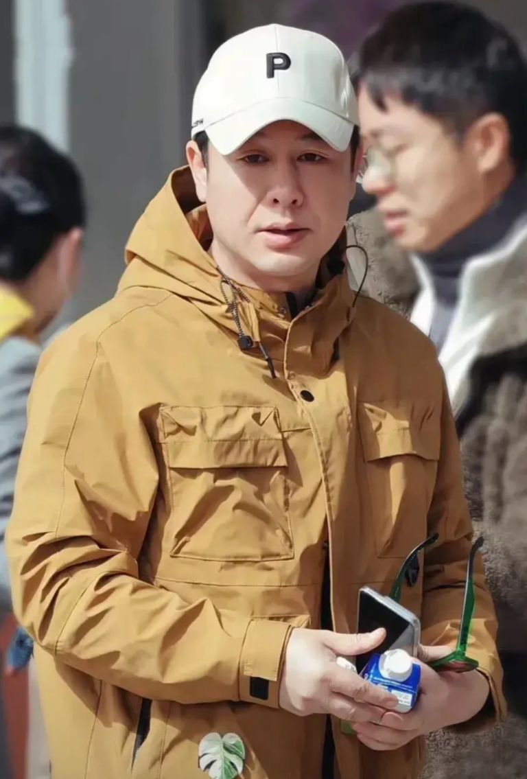 张颂文又上热搜了

这次不是因为拍摄的电视剧，也不是因为情感问题，而是因为粉丝送