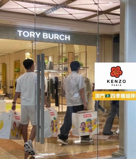 王楚钦和小牛泡泡玛特大采购，这是买了多少星星人啊。

要是这些都放回酒店，那得玩