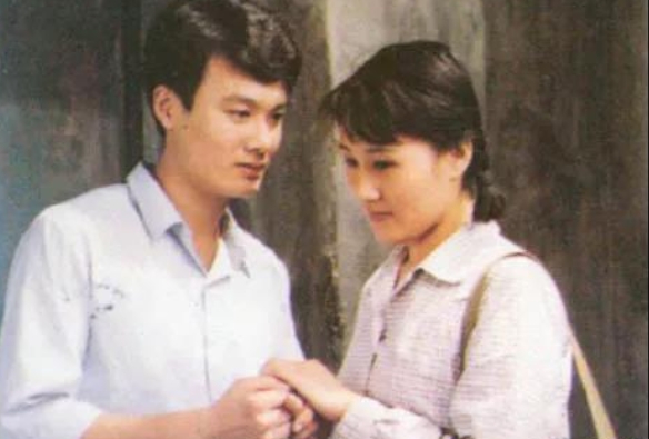 1989年鲁晓威导演准备开拍《渴望》，听说张凯丽很适合刘慧芳的角色。那天中午，张