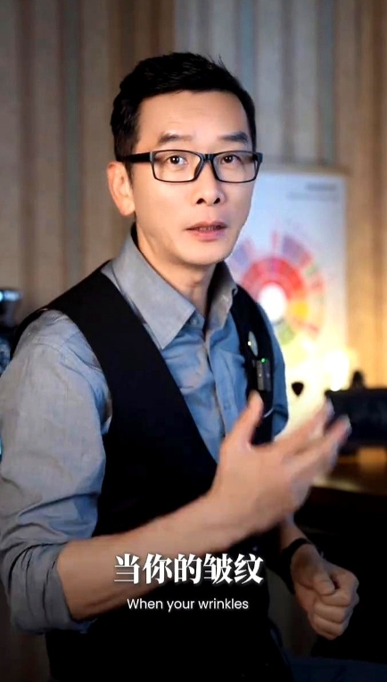 谁能想到51岁五阿哥居然翻车了。
当初做导演的时候苏有朋坚决不用整容脸，可是如今
