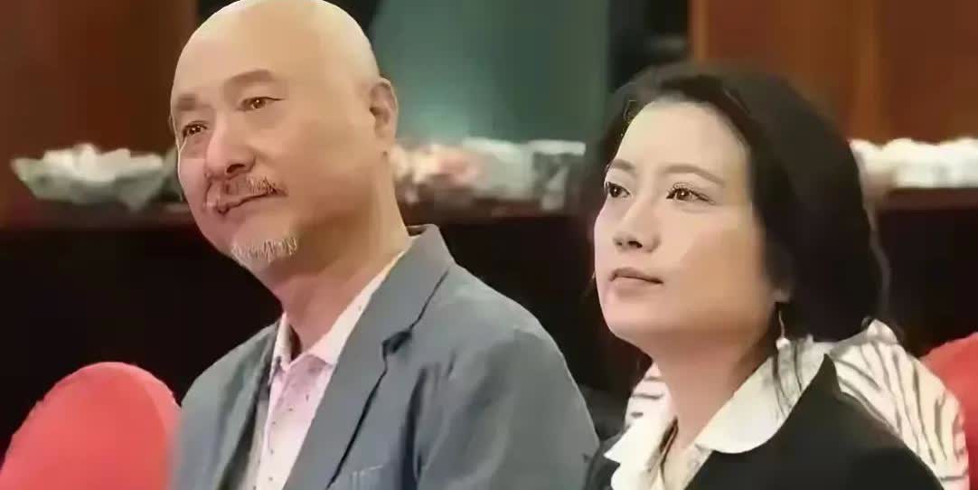 陈佩斯的妻子，是娱乐圈少有的低调身影。她鲜少出现在公众视野，却以最坚实的姿态站在