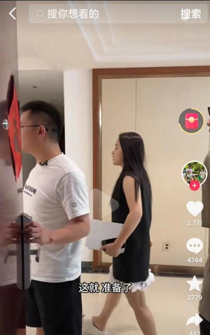 红姐被金哥和小凤夸奖了！  这突如其来的赞扬，让红姐心里乐开了花。



事情是