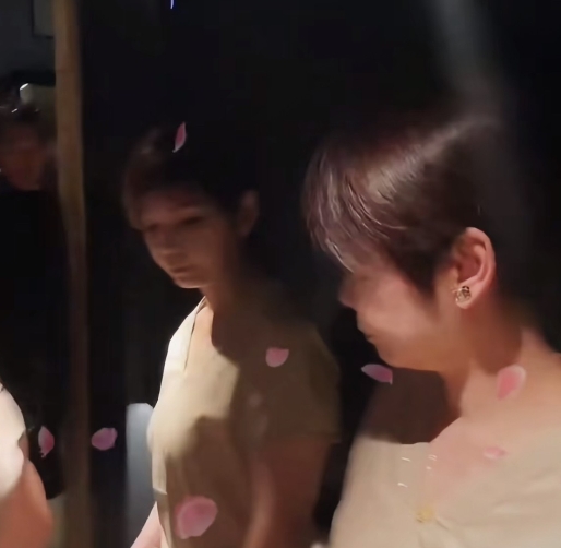 筱梅妈妈罕见疑似为马筱梅发声：有听老人讲人言犹如决堤的洪水，来的猛烈去得也快，何