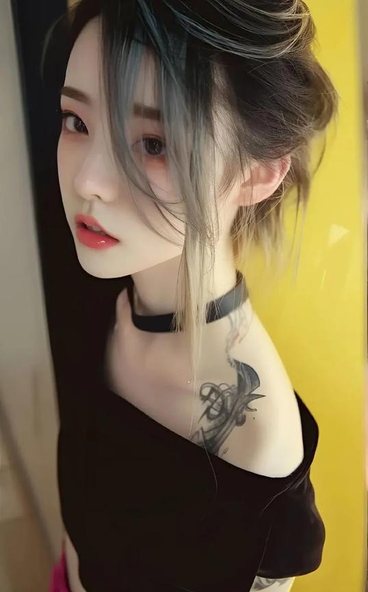 向男士求证个事情，假如你遇到这么漂亮带纹身的女生，你愿意娶她回家吗#潮酷纹身女孩