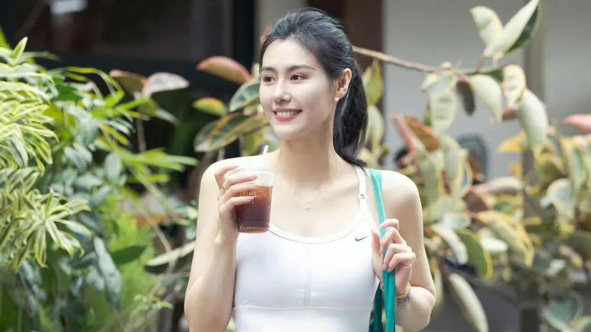 刘湘，穿着紧身瑜伽服，手里拿着咖啡，女明星的生活真舒服啊