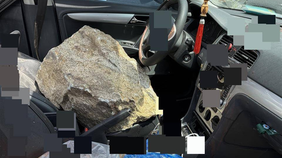 洛阳一家四口返家途中私家车被山体落石砸中，36岁父亲当场遇难