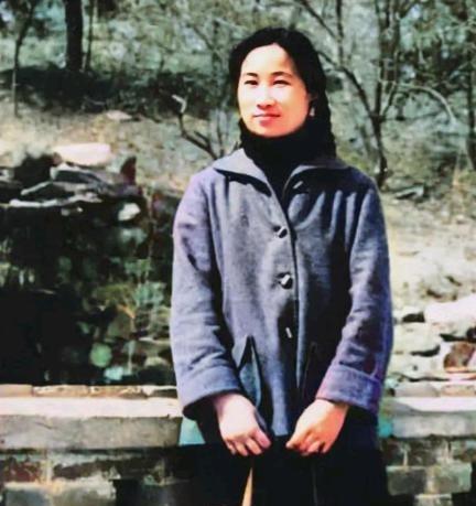 1962年，屠呦呦赴海南工作临行前留影。镜头中的女子穿着朴素，提着拎包，她的相貌