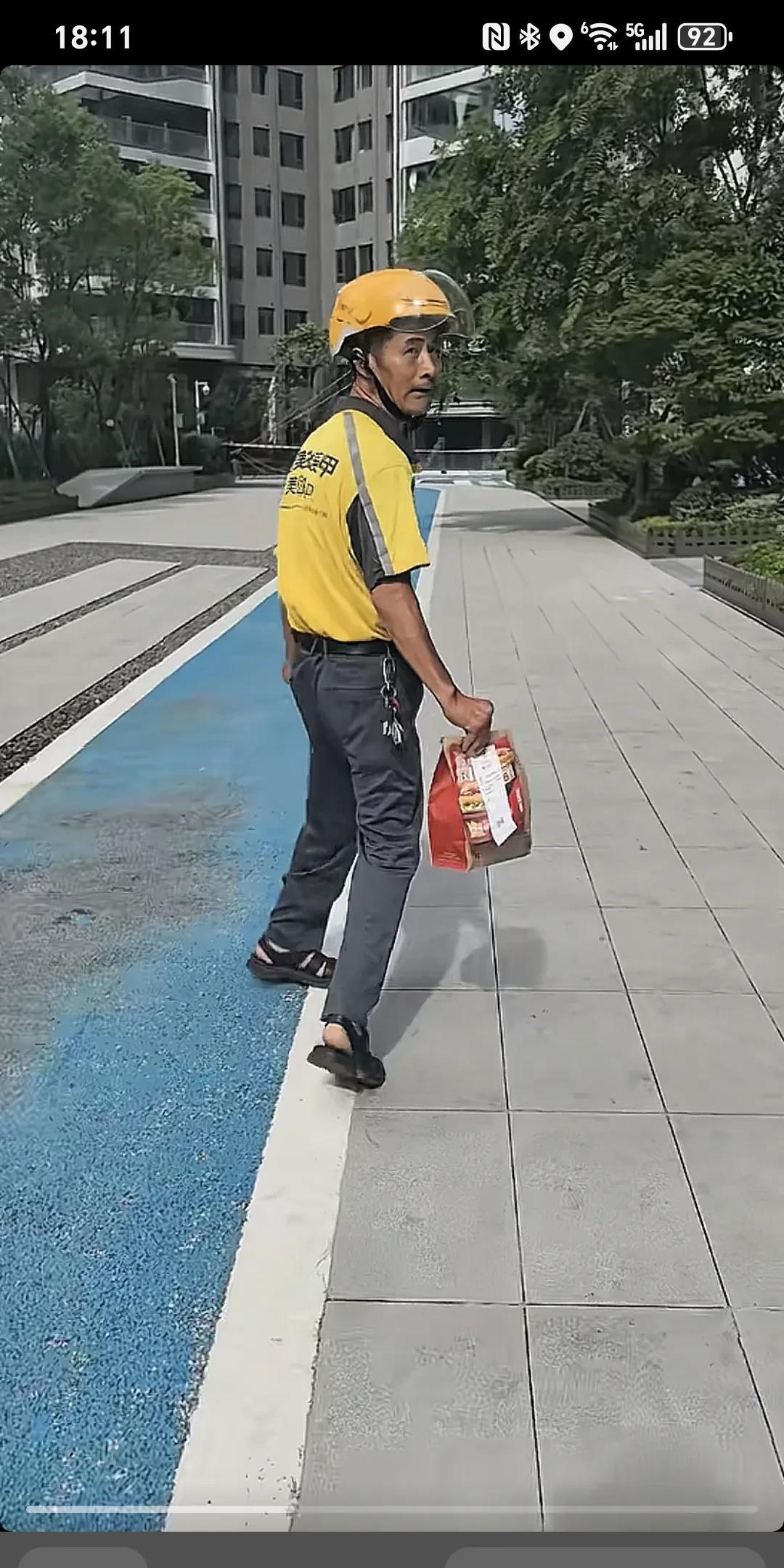 这小哥腿脚走路不便，为了生活，坚持白天送外卖，晚上卖报纸～
还是感谢外卖平台能给
