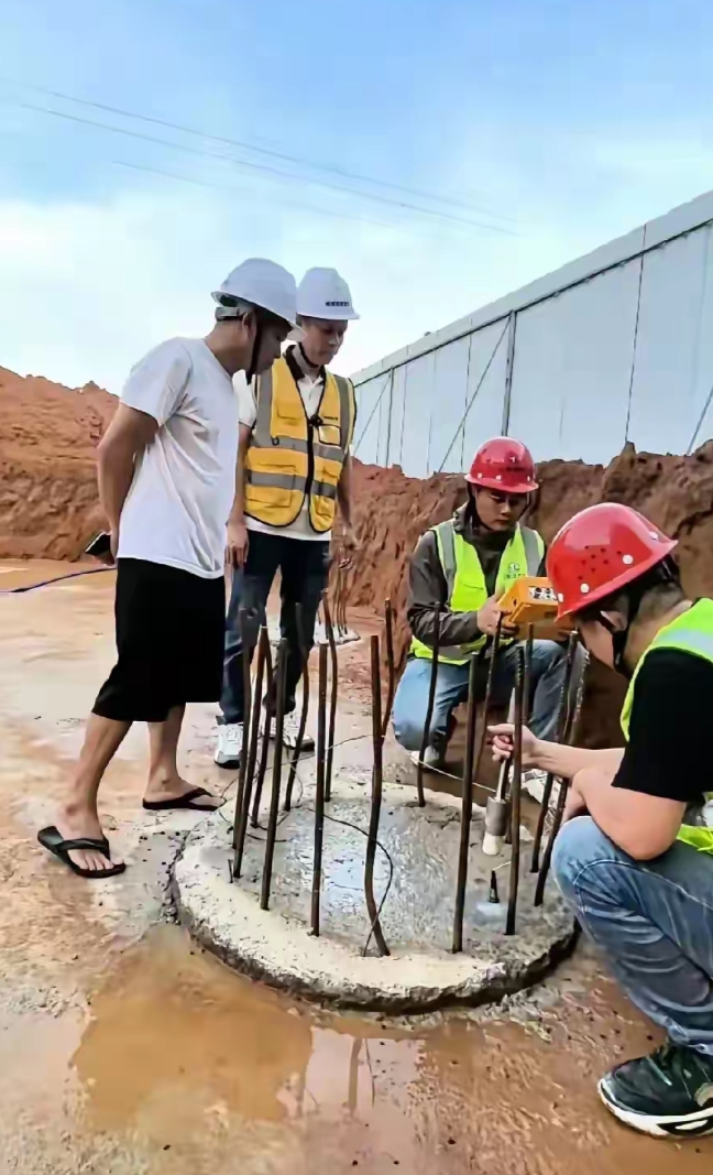 看到全红婵爸爸穿拖鞋进工地的新闻真是捏把汗啊！工地这种地方钢筋水泥到处堆，穿拖鞋