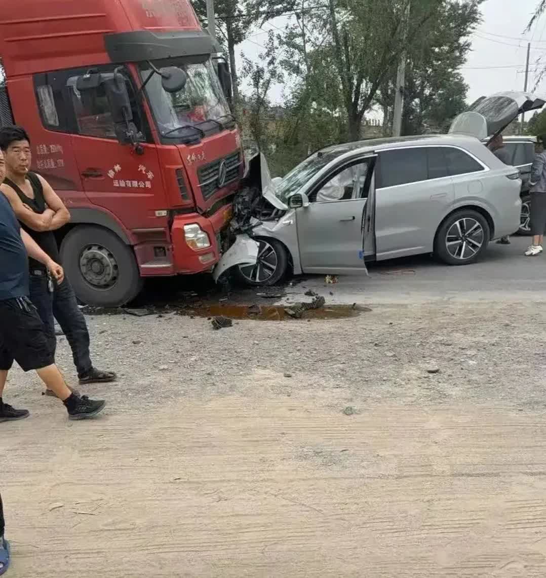车头都没了，A柱却没变形，车门能打开。这车的表现已经是地球顶级了。