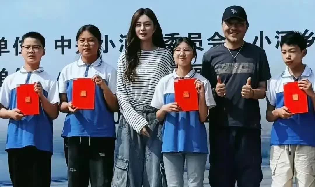 沈梦辰和汪涵聚会，51岁汪涵头发斑白，皮肤黝黑，不戴眼镜显沧桑 ​​​