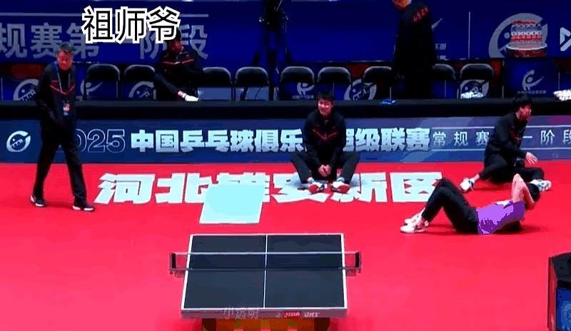 雄安乒超场地上，大头正和队友热身呢，冷不丁祖师爷直接走过来，“啪”地一下蹲他旁边