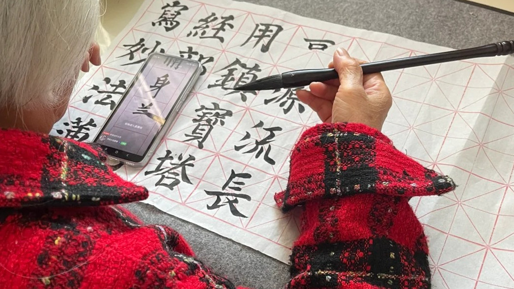 笑喷！网友送妈妈去上学，却发现妈妈好像到了青春期