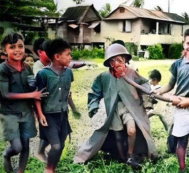 乍一看，关岛的孩子俘虏了一名身穿防化服的日军士兵。实际上，这是1944年，日本战