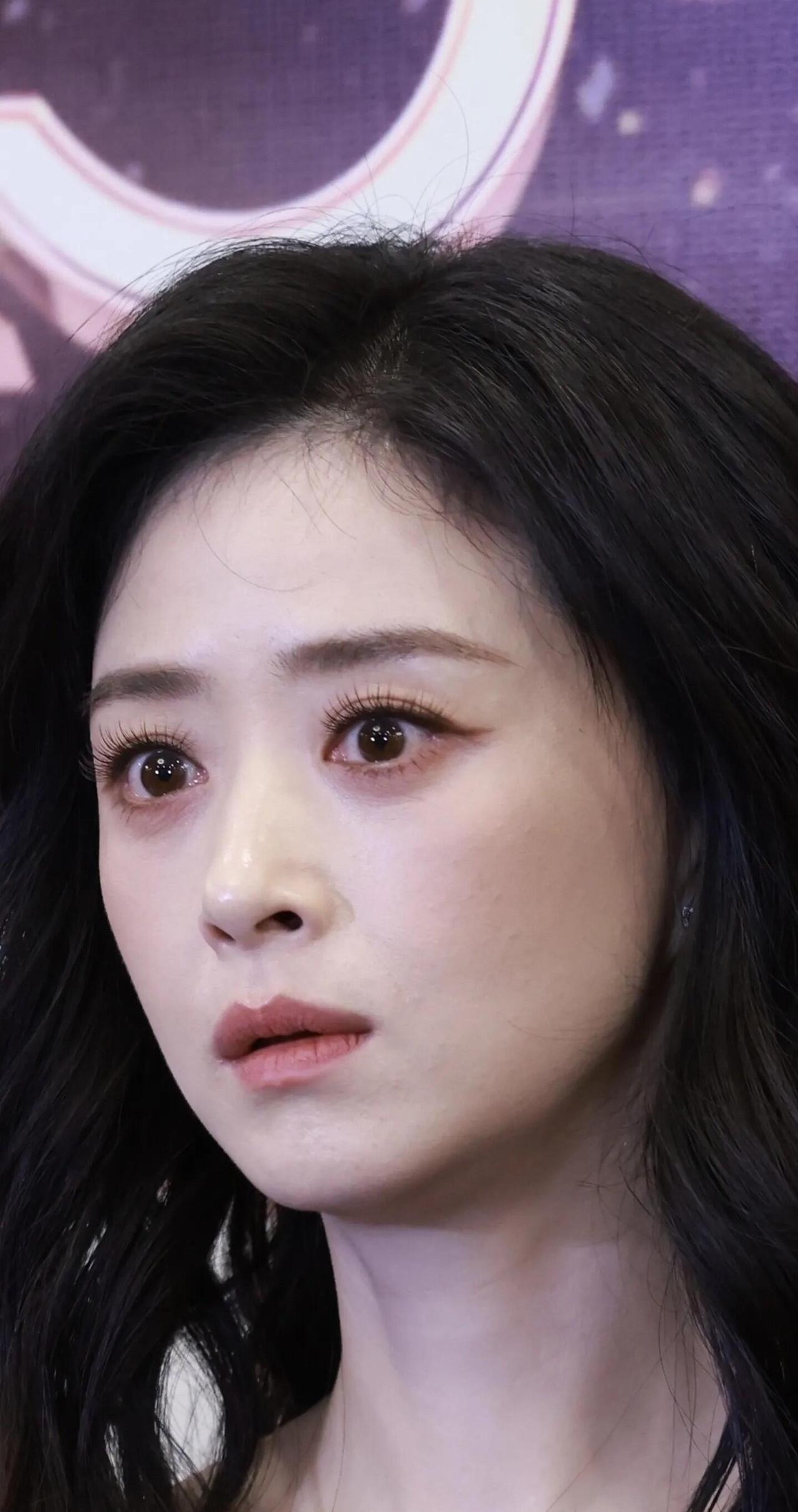 记得以前在电视中看到的她很好看，现在老了，怎么是一脸的凶相，让人无法直视。不过她