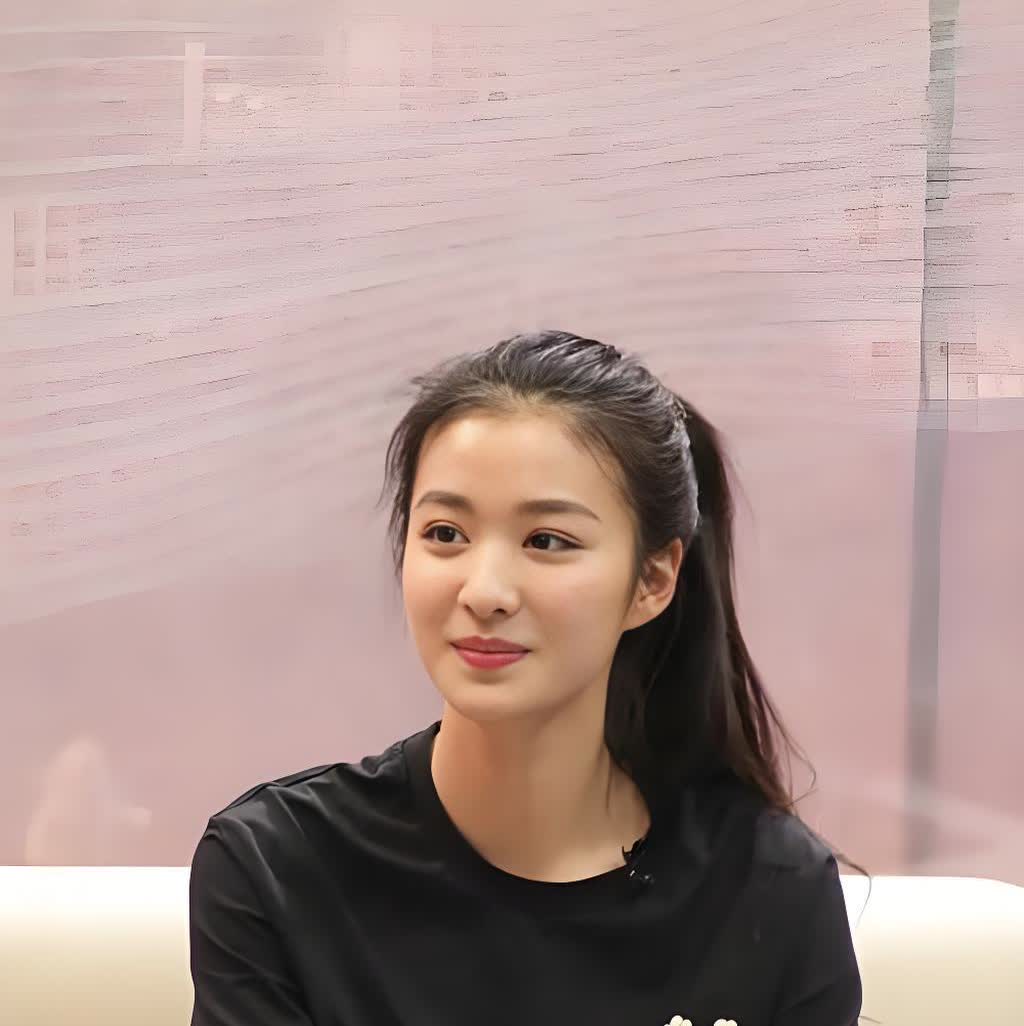 这是王楚然刚满19岁时接受采访时的样子 是不是网传的那种惊为天人的美先搁一边 最