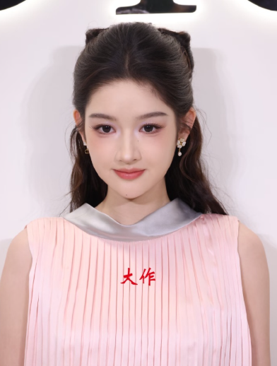 王玉雯好诚实和粉丝解释说 卧蚕是自己画的，不要怪化妆师