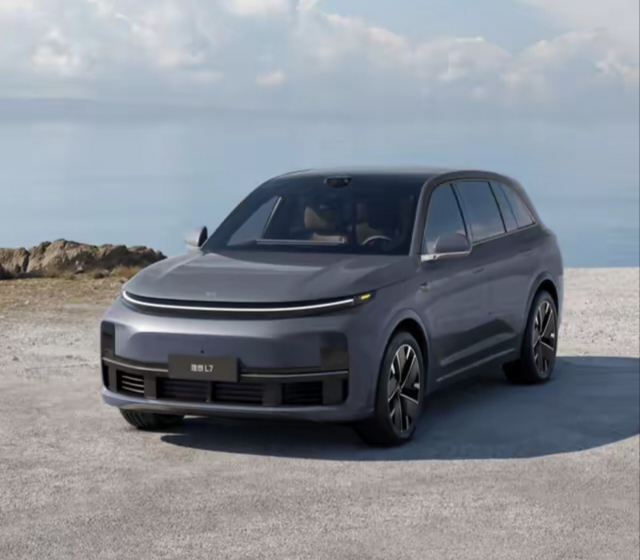 理想L7底盘和crv差不多
看车评人吹理想的底盘顶级，前几天专门去试了一下带空气