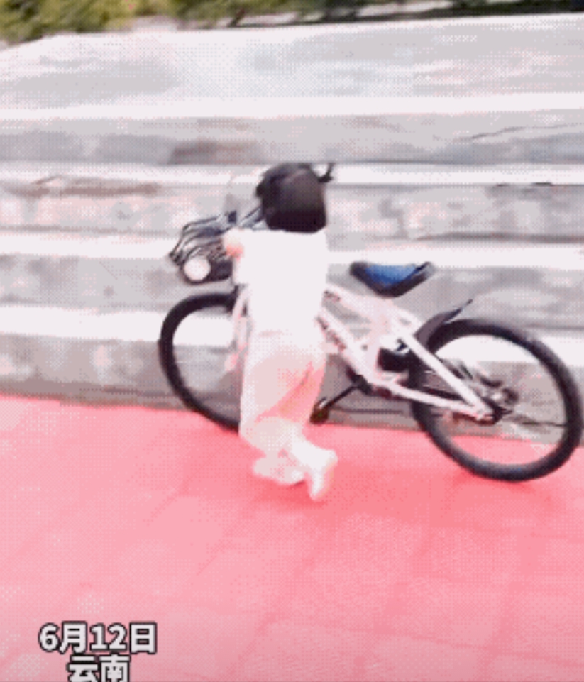 “只要思想不滑坡，办法总比困难多。”
想不到，真的想不到，小女娃是这样上到自行车