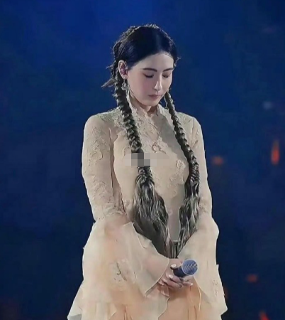 她不愧是香港最后的美人！张柏芝现身林家谦演唱会状态封神，42岁依旧精致得像洋娃娃