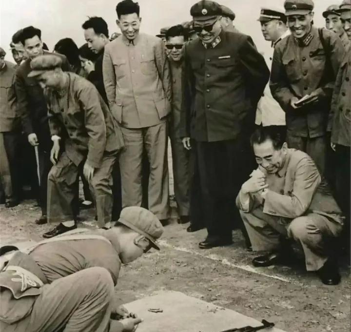 60年代，周总理、贺龙元帅、杨勇将军等观看军械比赛时的一幕。