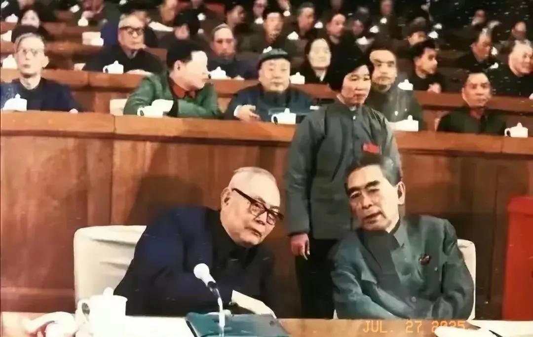 珍贵的一张照片。
1973年8月，中共十大上的周总理和叶剑英元帅的珍贵照片，重病