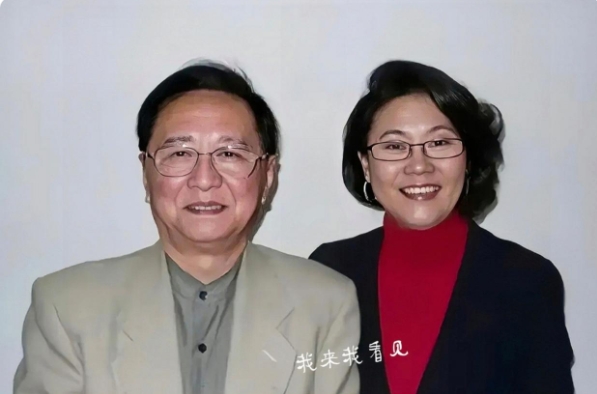 王扶林和李少红，两位导演的神情还挺像

作为同样拍了《红楼梦》电视剧的导演，王扶