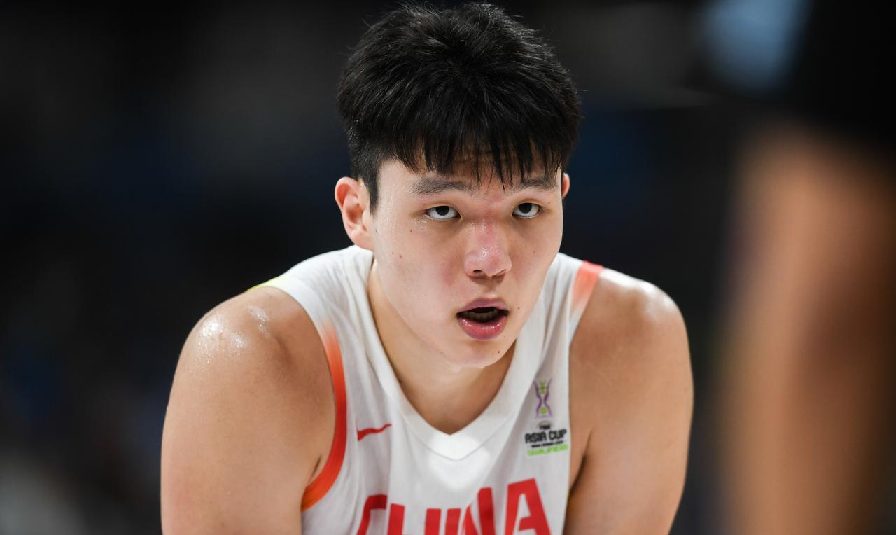杨瀚森应该回来参加亚洲杯吗！媒体人：现在中国篮球一荣俱荣，男篮需要杨瀚森、曾凡博