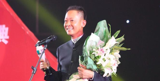 1996年，王志文带母亲去豪华饭店，点菜时母亲问服务员：“大闸蟹多少钱一只？”服