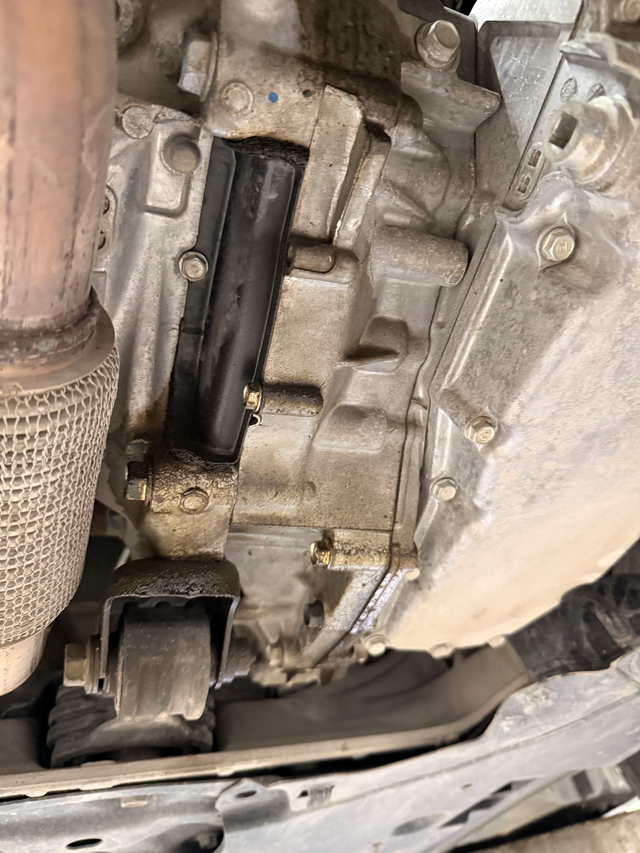 曲轴油封漏油
去4儿子店保养检查说漏油，这个有没有必要修啊有没有大哥知道的