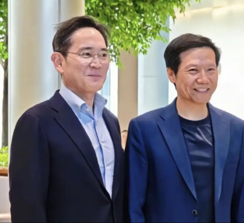 小米的市值，是1.37万亿港币，折合1762亿美元。
三星的市值，是2350亿美
