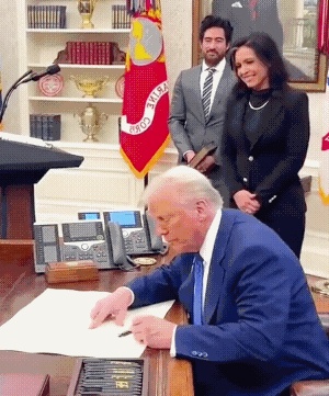 世界上最奇葩的签字方式，应该属于美国最伟大的总统川普先生。



他的签名歪七扭