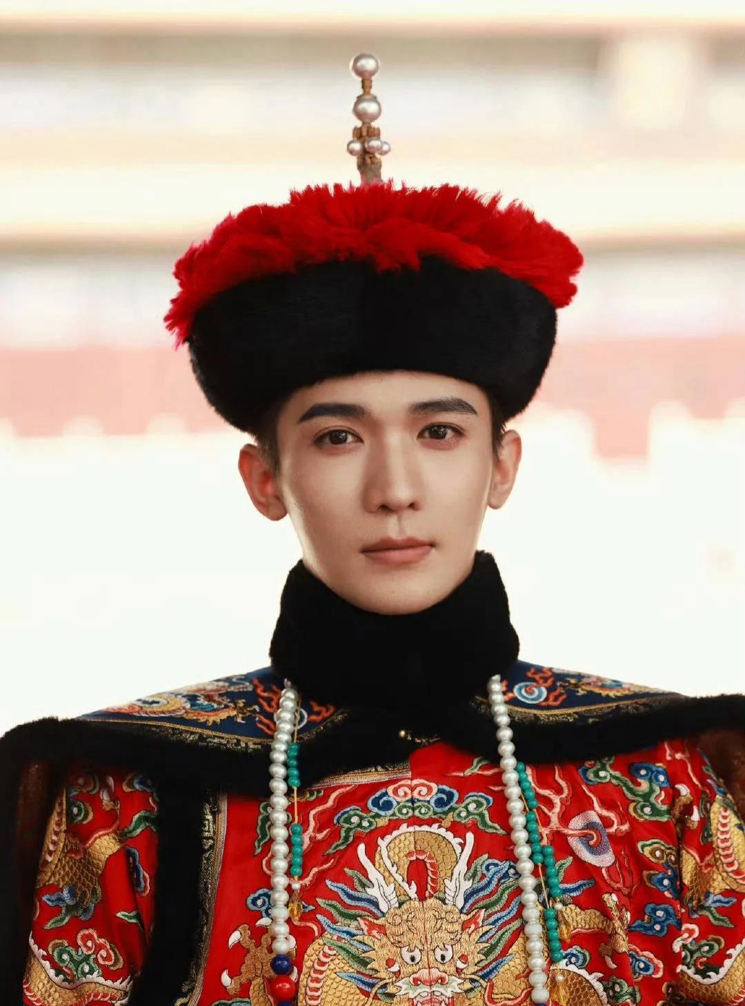 你还别说，于正选人还真是有几手!
比如这个男演员梁永棋，
光听名字只会让人联想到