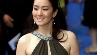 谋女郎是华语影坛一个独特的现象！这些女演员因出演张艺谋导演的电影而备受瞩目，许多人因此成为影坛巨星