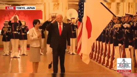 日本用欢迎仪式给特朗普“挖坑”，特朗普坚决不上当，高市早苗原地傻眼！
当地时间2