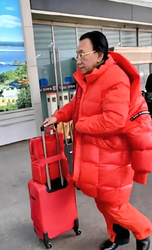 侯耀华，这一身打扮太耀眼了，就是脚上的鞋子扣分了！